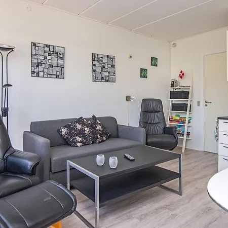 4 Person In R M Appartement